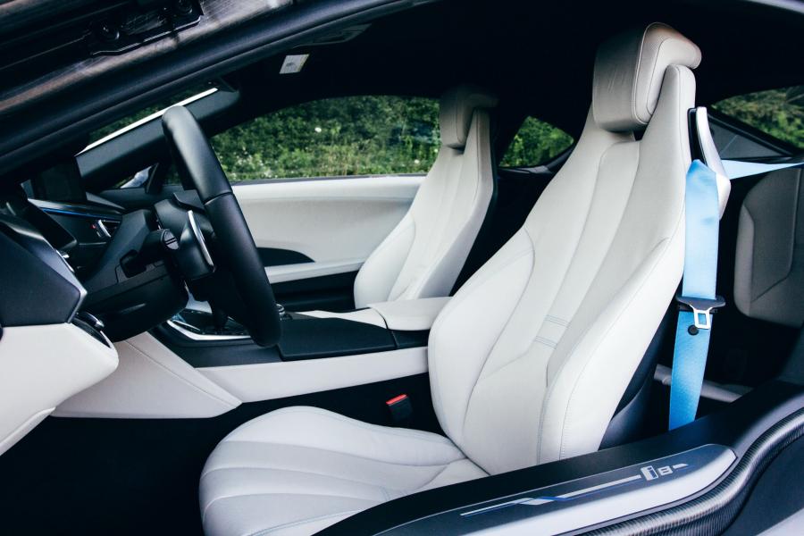 Интерьер BMW i8 (I12) 2014 года  (NA) (фото 14 из 23)